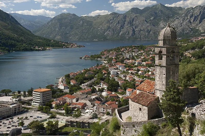 Kotor - miasto otoczone z trzech stron górami