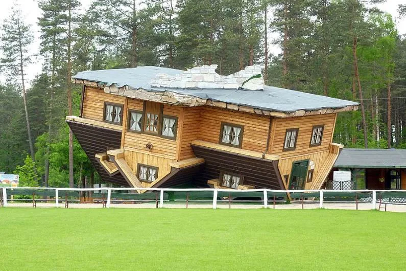 "Dom do góry nogami" w Szymbarku