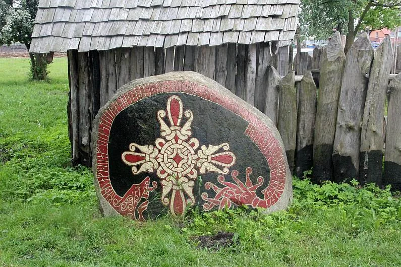 Skansen Słowian i Wikingów - znaki runiczne