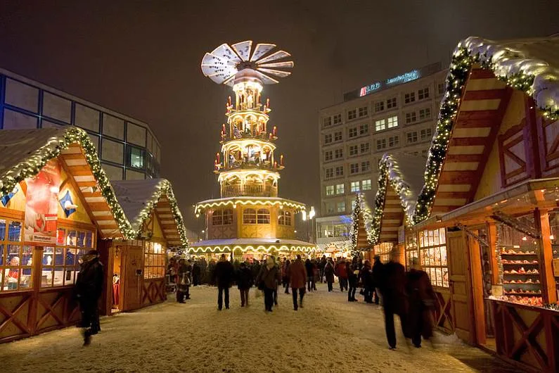 Weihnachtsmarkt w Berlinie na Alexanderplatz