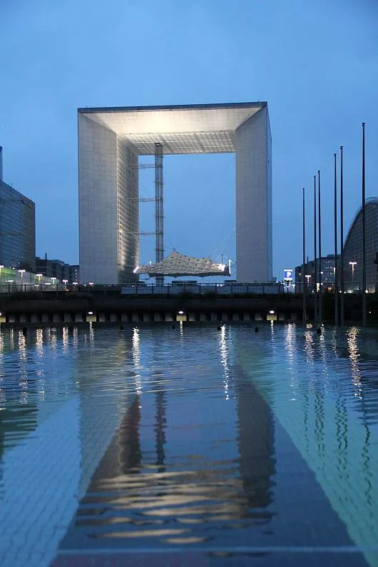 Wielki Łuk Braterstwa w dzielnicy La Defense