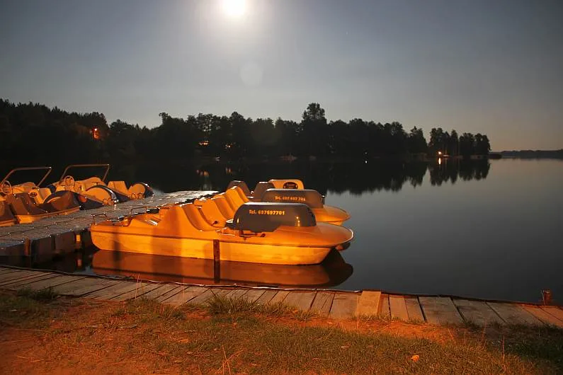 Jezioro Karsińskie nocą w Swornychgaciach