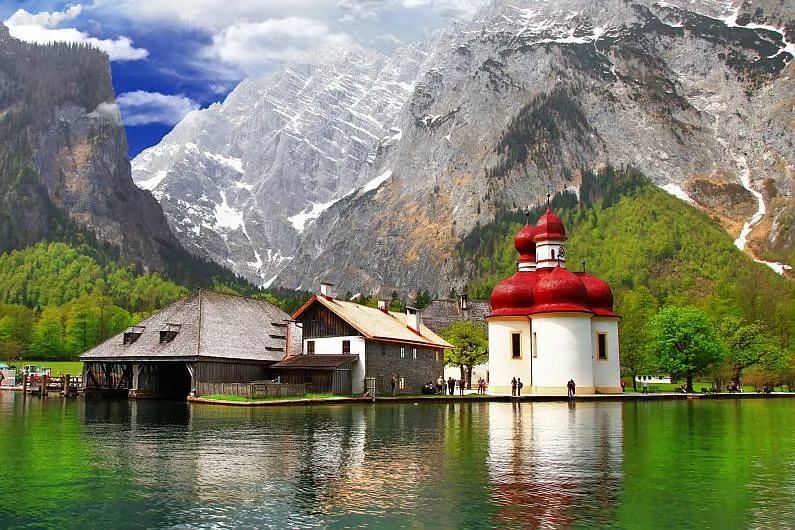 Jezioro Konigssee w Alpach Bawarskich w Alpen Nationalpark Berchtesgaden