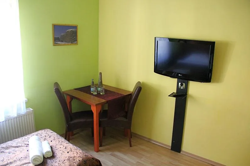 Każdy pokój w pensjonacie jest z TV i internetem