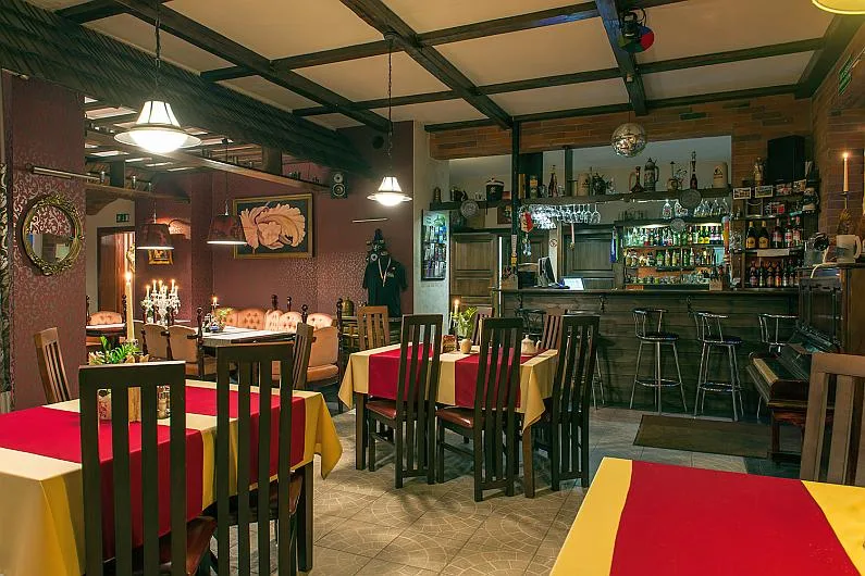 Restauracja w pensjonacie z widokiem na bar