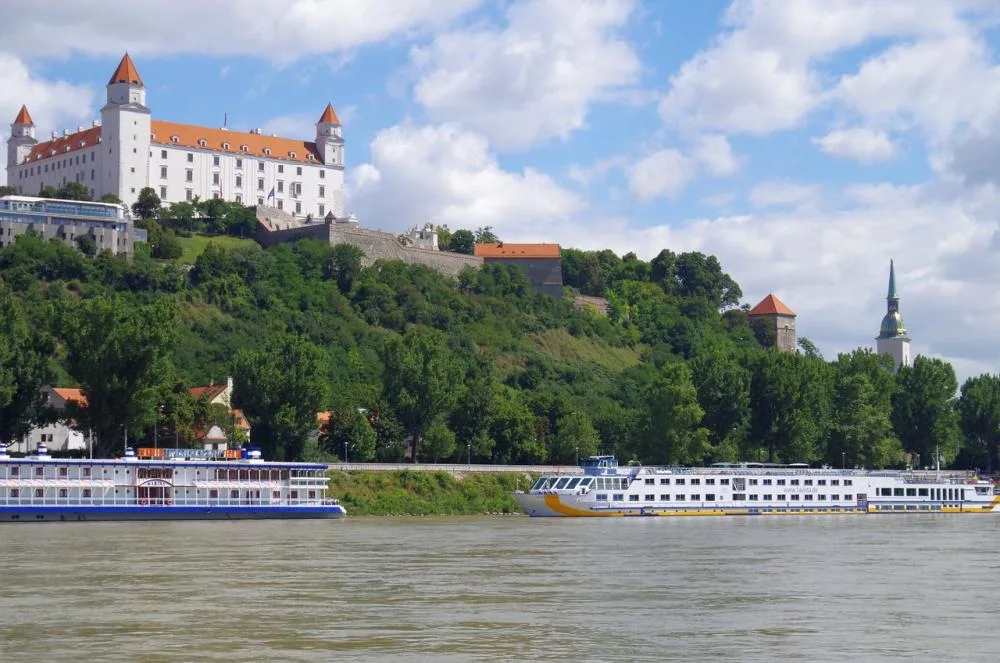 Widok na zamek w Bratysławie z Dunaju